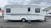 Karavan Adria Adora S522UP s moderním designem a prostorným interiérem. Ideální pro vaše dobrodružství na cestách.