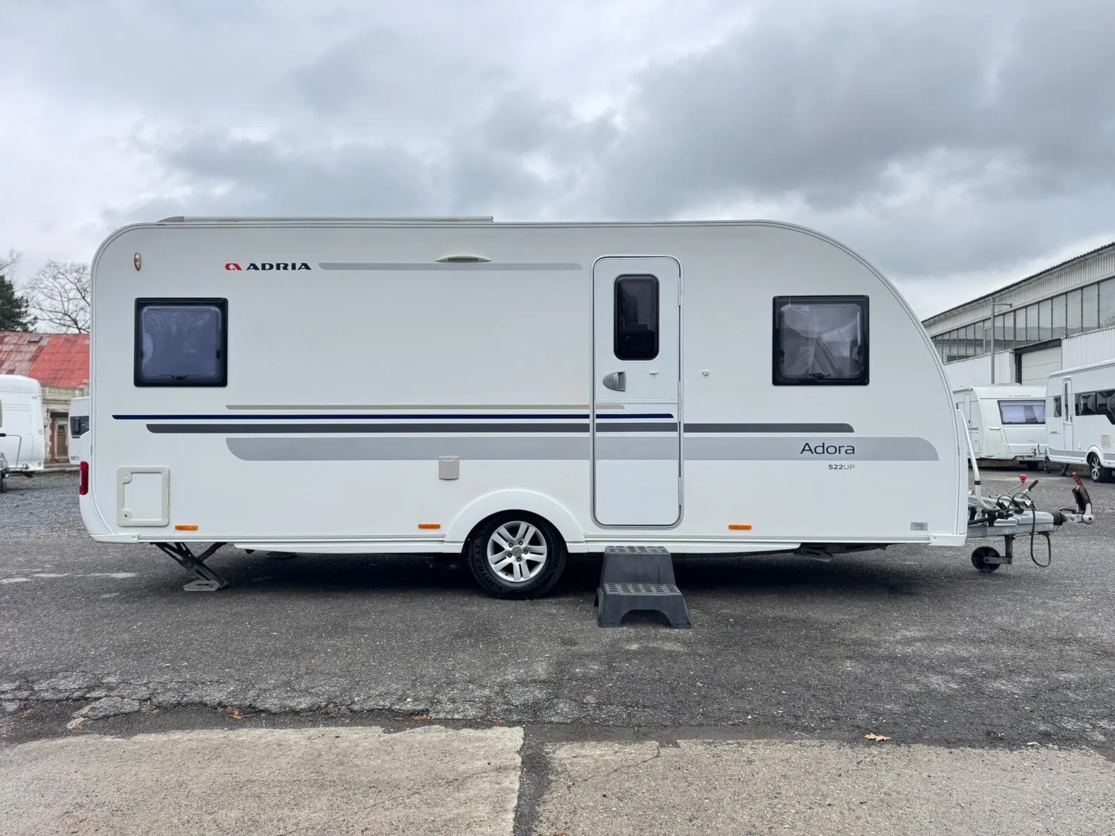 Karavan Adria Adora S522UP s moderním designem a prostorným interiérem. Ideální pro vaše dobrodružství na cestách.