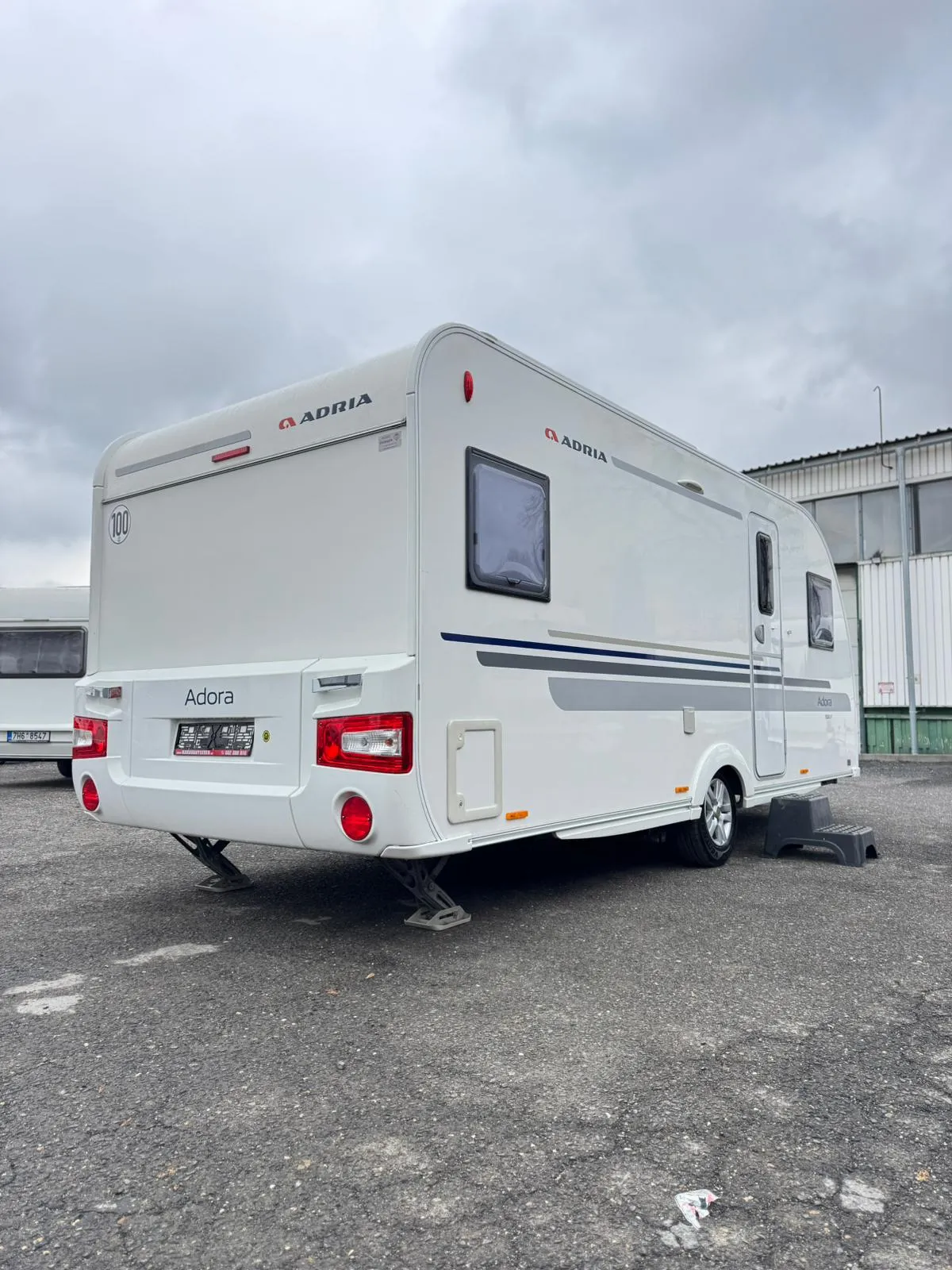 Karavan Adria Adora nabízí pohodlné cestování a relaxaci na cestách. Ideální pro dobrodružství!