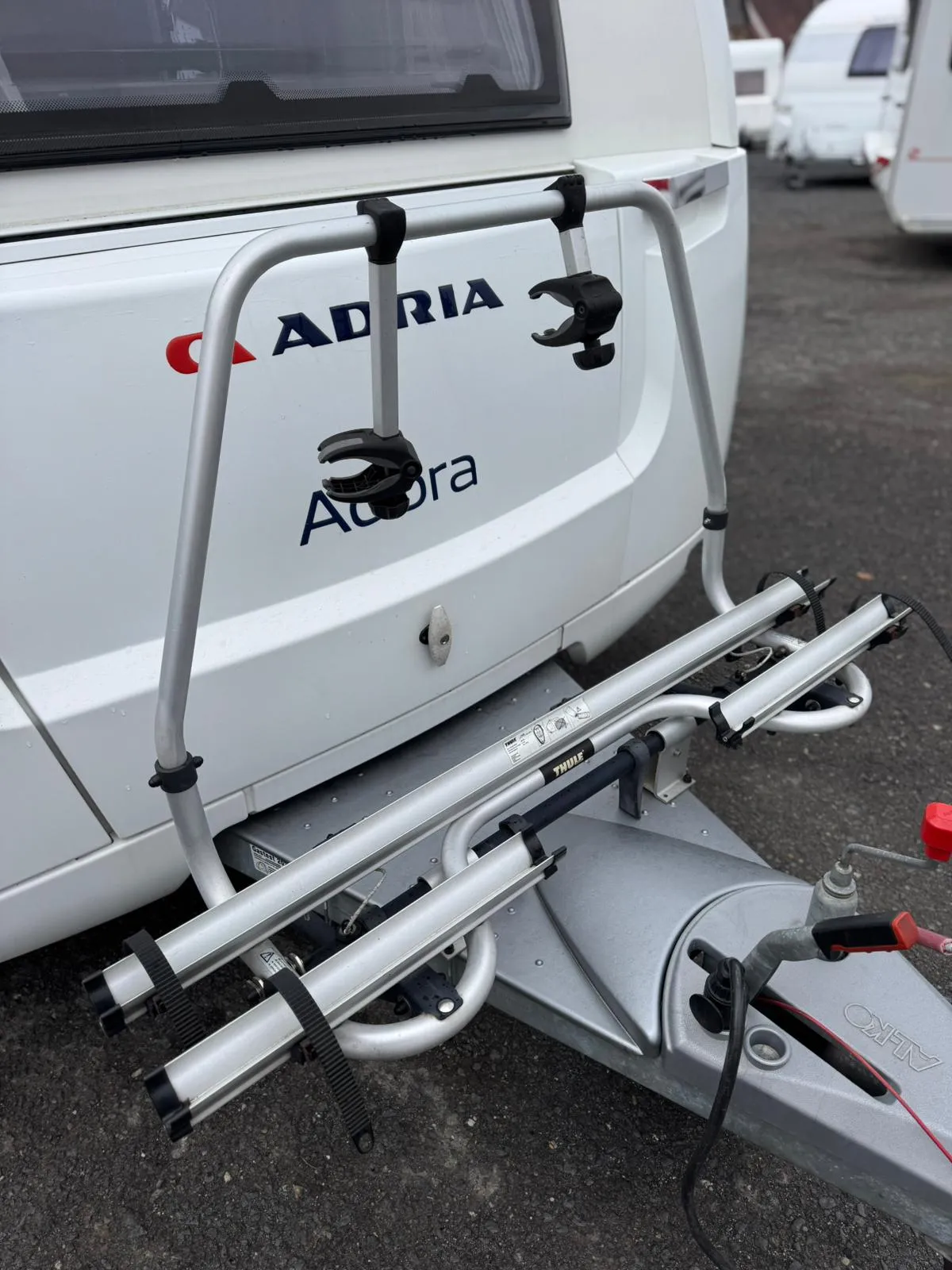 Karavan Adria Adora s nosičem na kola. Ideální pro rodinné výlety a pohodlné cestování.