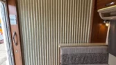 Obrázek interiéru karavanu s moderním designem a pohodlným sezením. Ideal pro relaxaci na cestách.