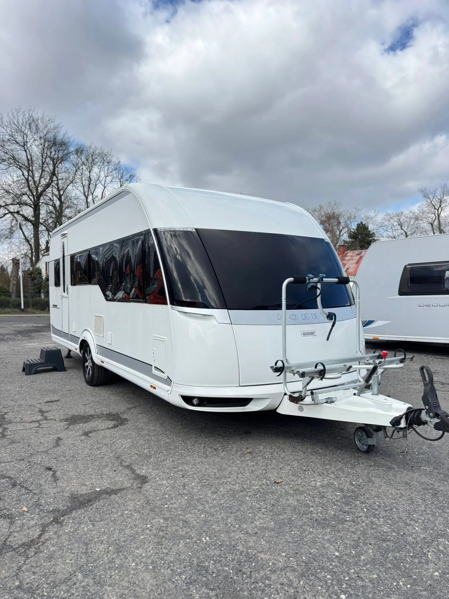 Krásný karavan Hobby, moderní design a prostorný interiér pro pohodlné cestování. Ideální pro dobrodružství!