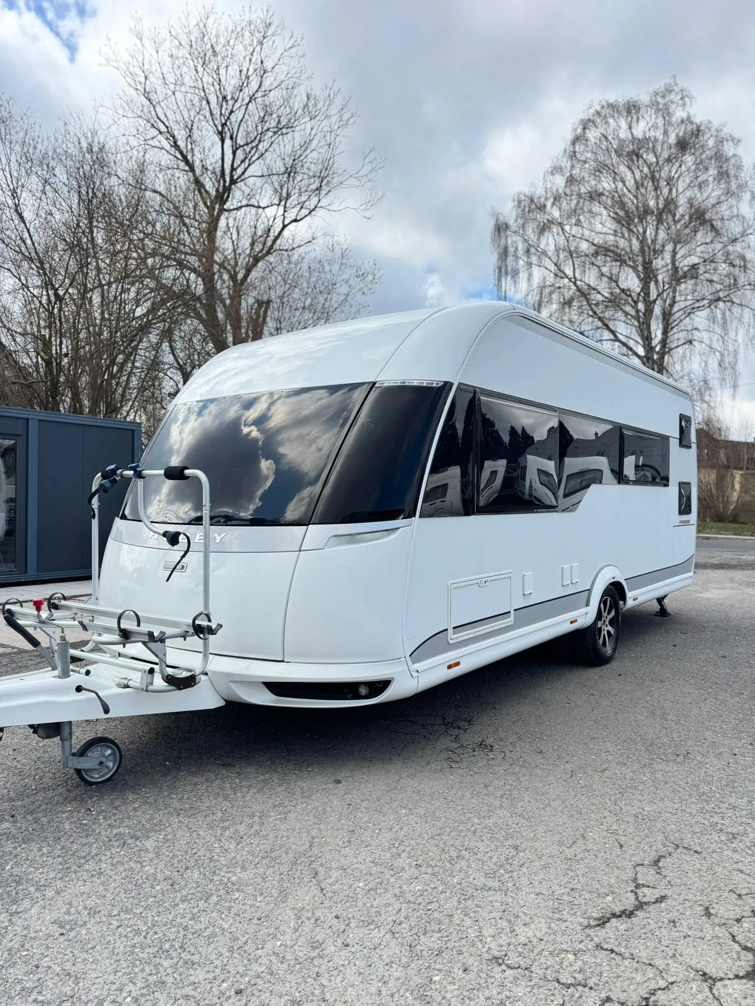 Karavan značky Weinsberg s moderním designem a velkým prosklením pro pohodlné cestování a odpočinek.