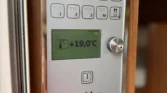 Ovládací panel s teploměrem v karavanu Hobby. Teplota +19 °C. Ideální pro pohodové cestování!
