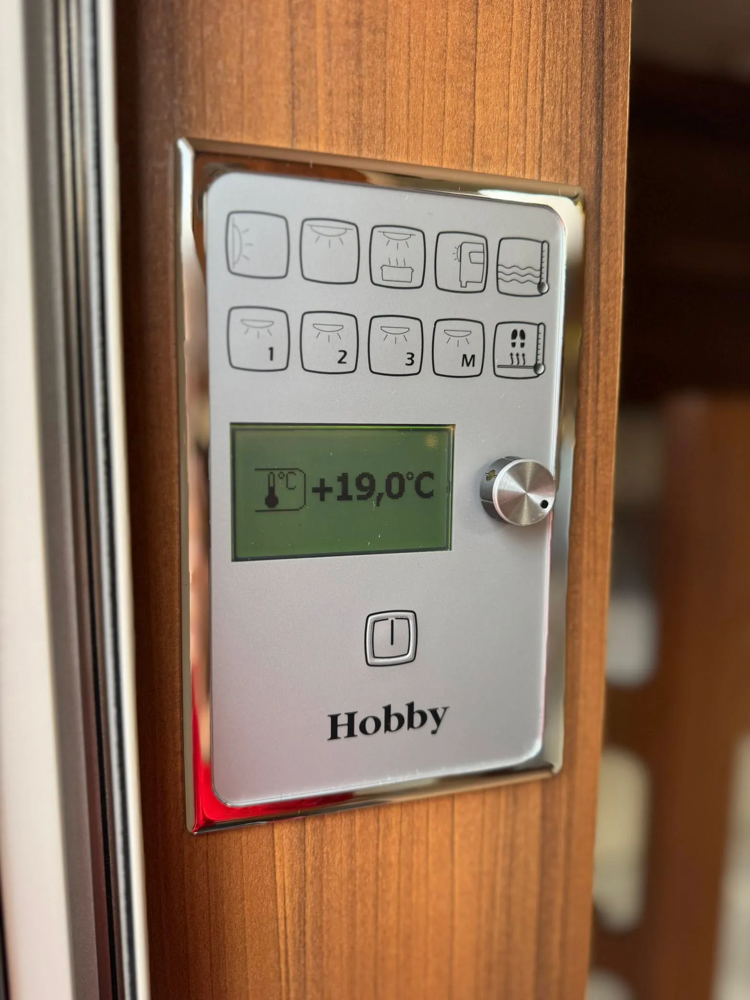 Ovládací panel s teploměrem v karavanu Hobby. Teplota +19 °C. Ideální pro pohodové cestování!