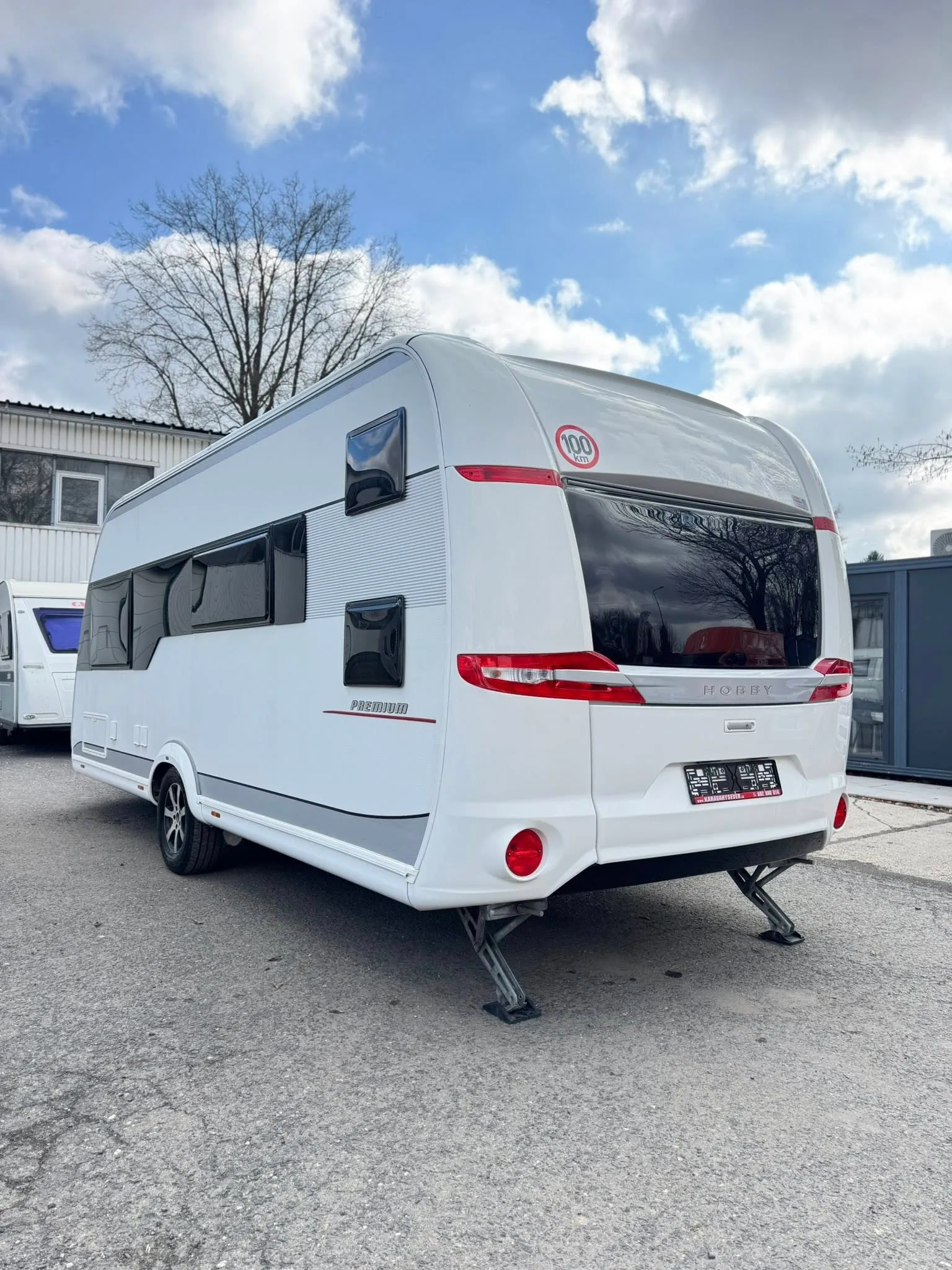 Karavan Hobby Premium, moderní design, skvělý pro všechny milovníky cestování a dobrodružství.