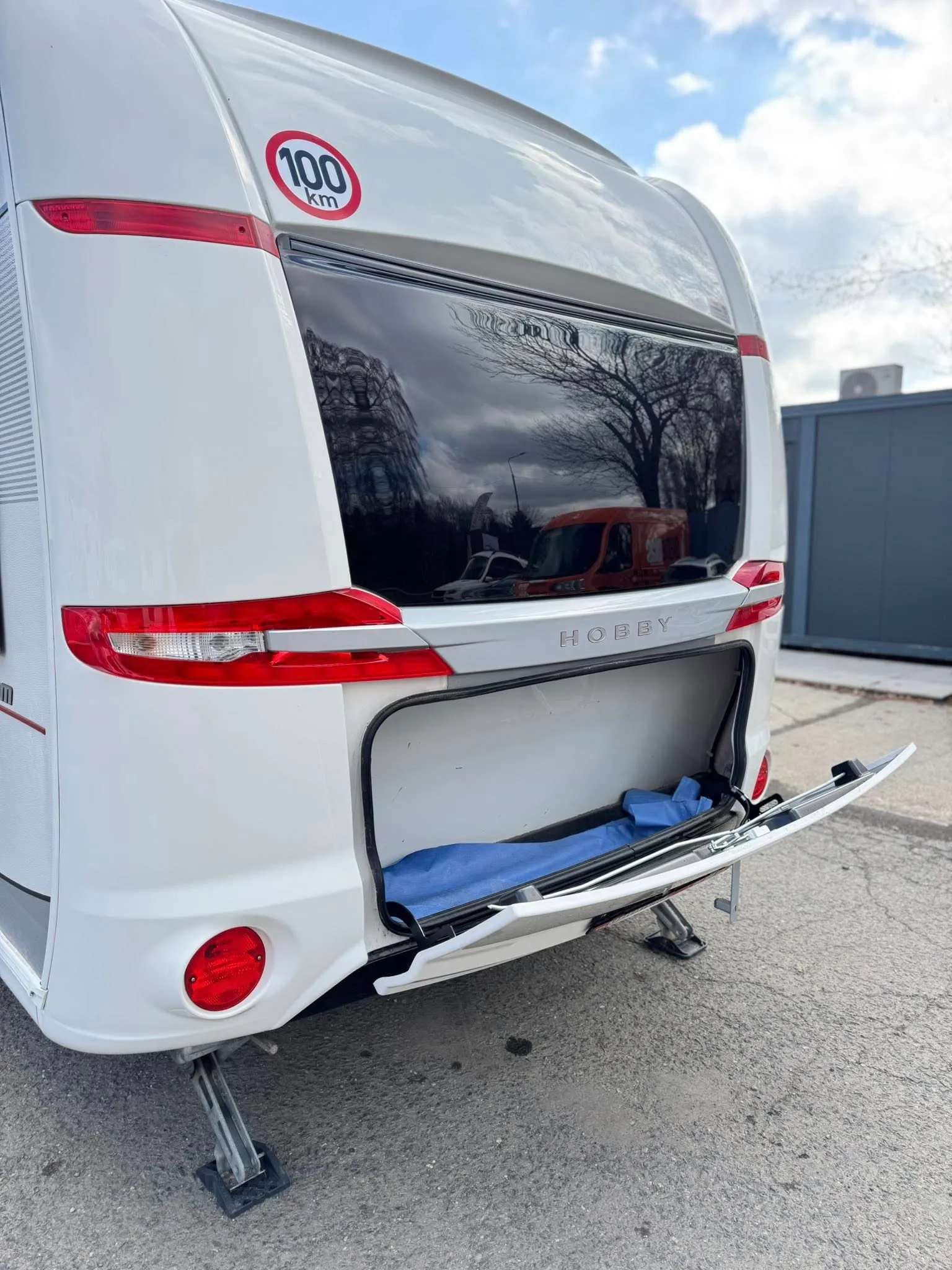 Karavan Hobby s otevřeným úložným prostorem. Vhodný pro komfortní cestování.
