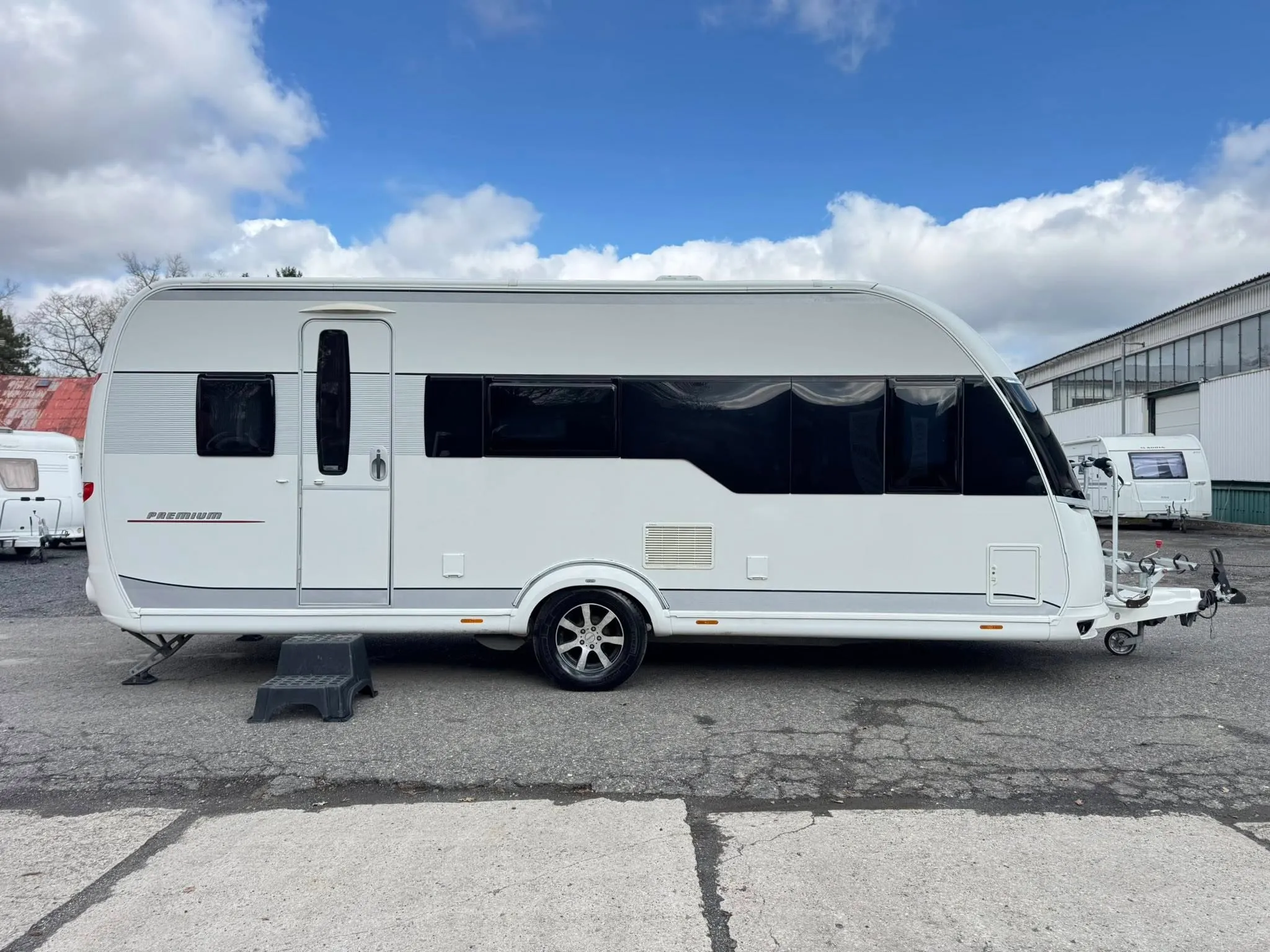 Karavan Premium s elegantním designem, ideální pro vaše cestovatelské dobrodružství.