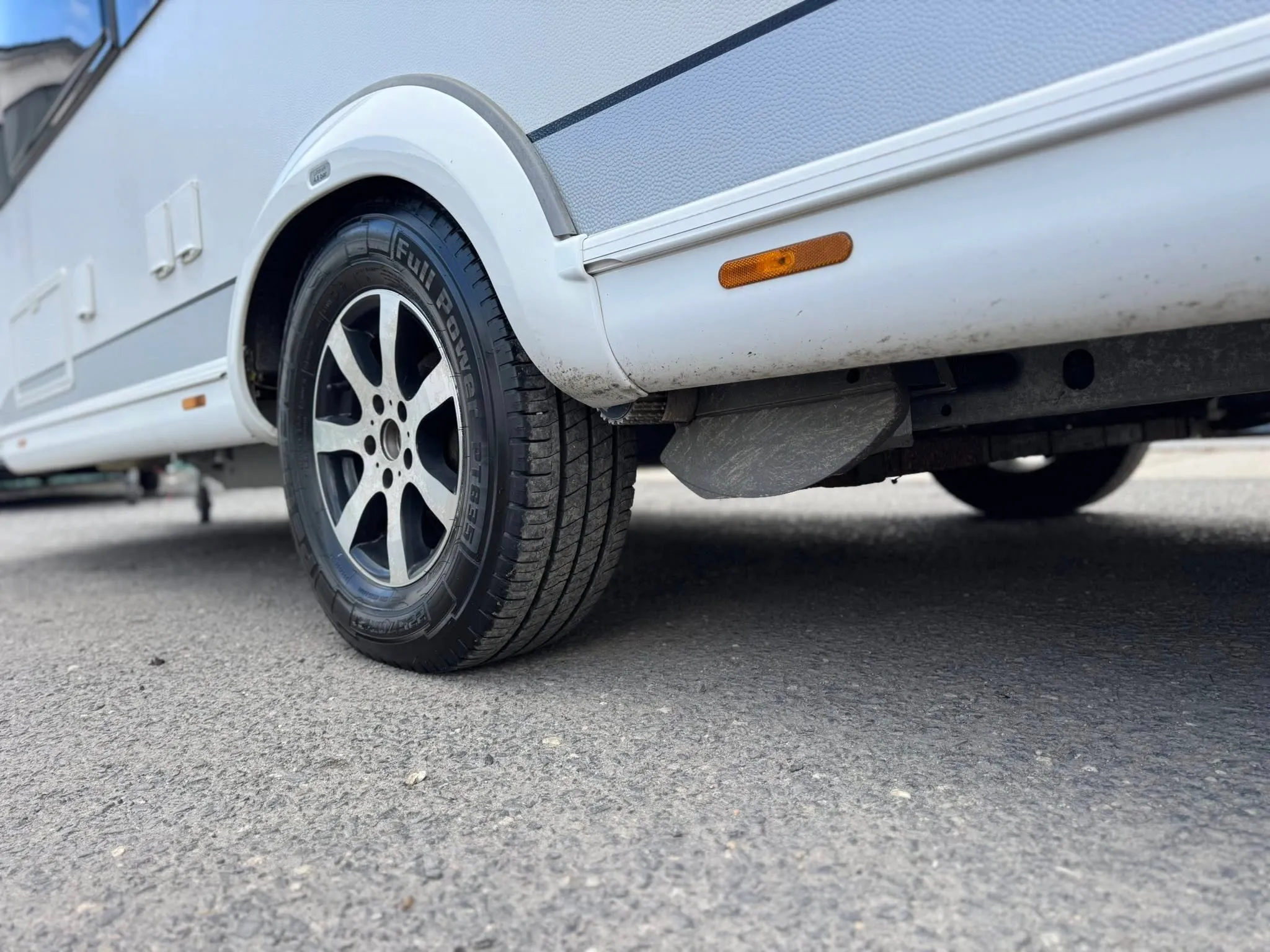 Na obrázku je karavan s moderními disky a dobře udržovanými pneumatikami.