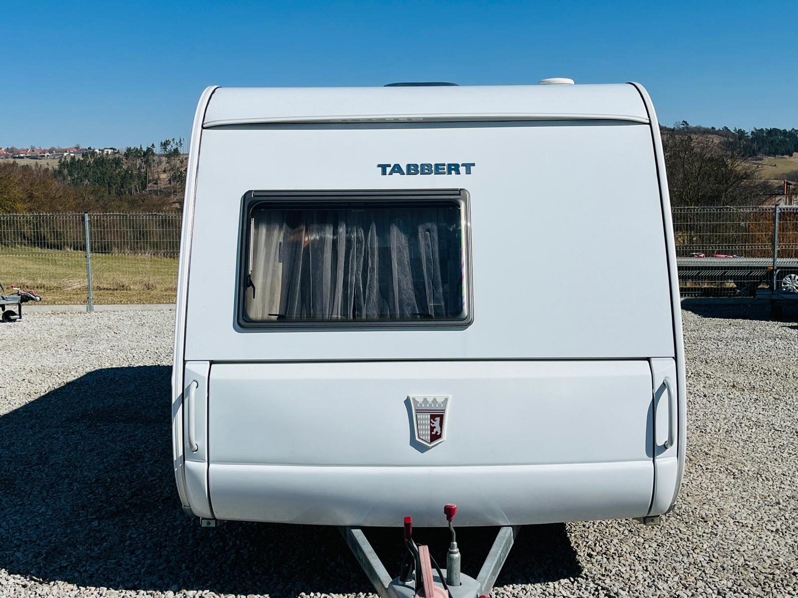 Karavan Tabbert s moderním designem, ideální pro vaše dobrodružství na cestách.