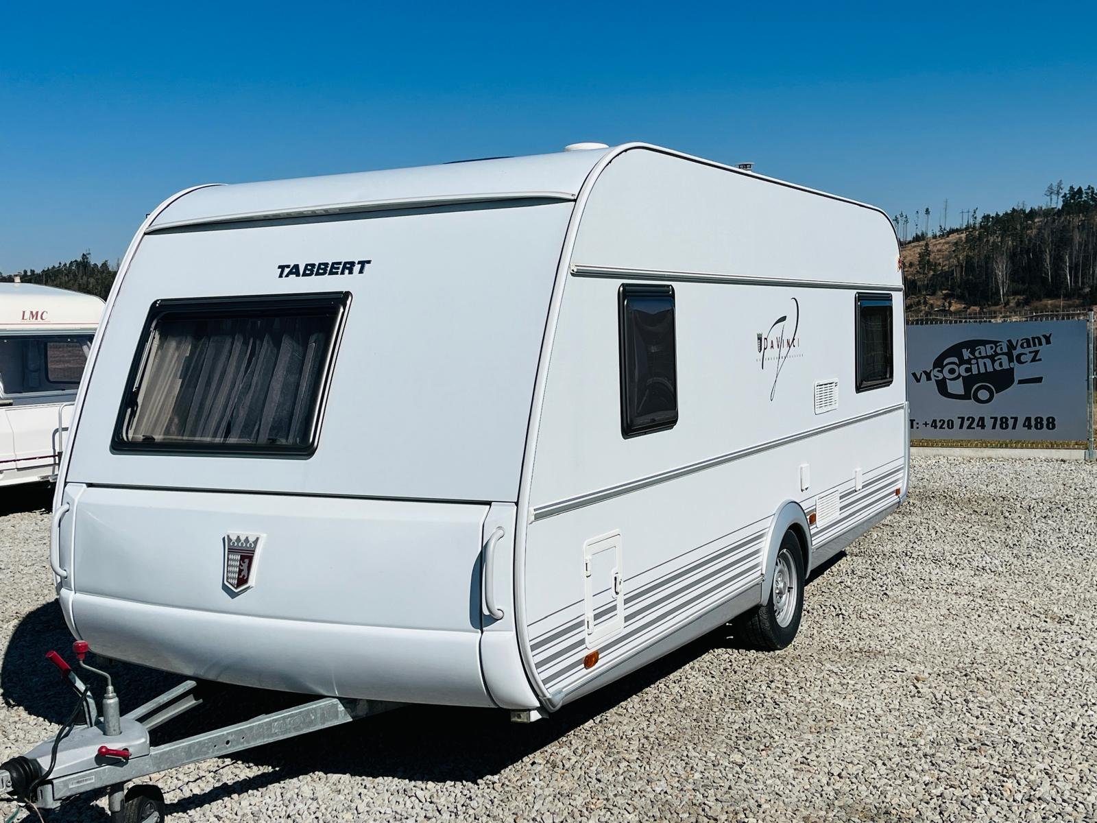 Karavan Tabbert v bílé barvě, ideální pro vaše dobrodružství v přírodě a na cestách.