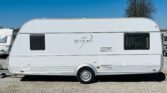 Karavan Da Vinci 2, bílý, ideální pro pohodlné cestování a dovolenou. Vhodný pro rodinné výlety.