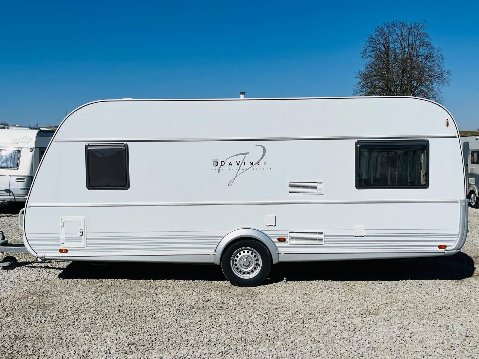 Karavan Da Vinci 2, bílý, ideální pro pohodlné cestování a dovolenou. Vhodný pro rodinné výlety.