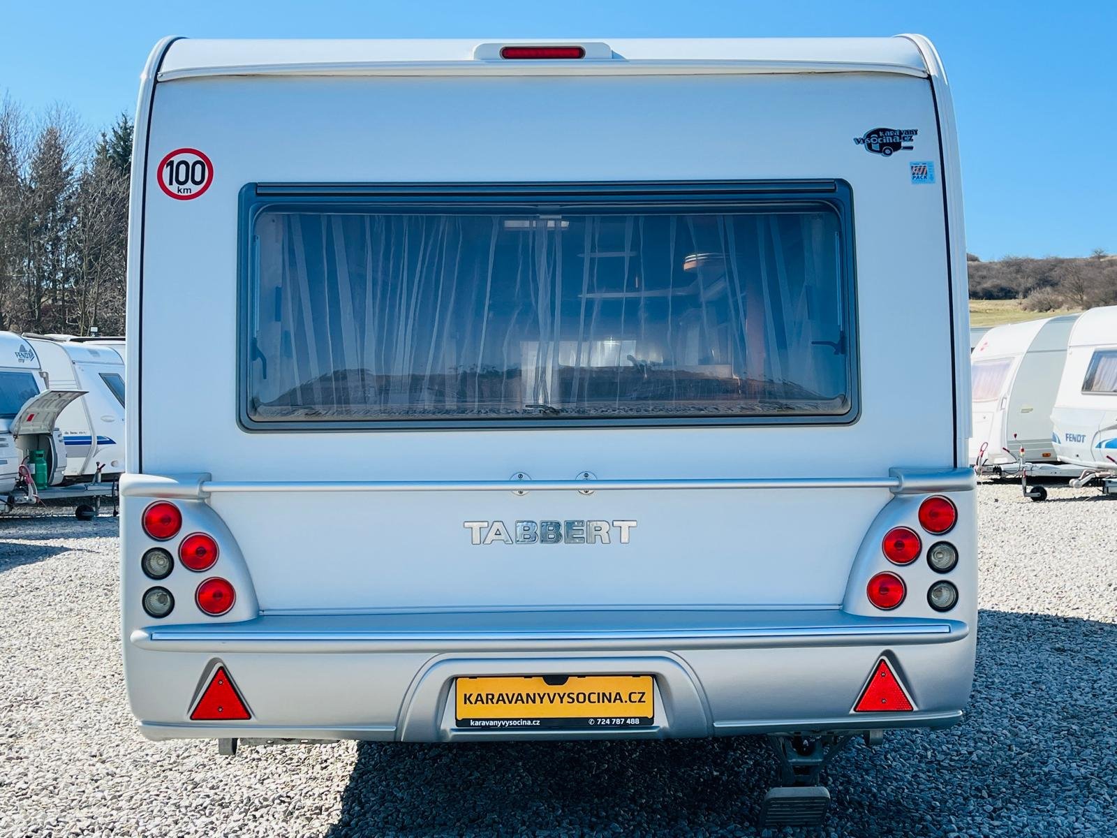 Karavan Tabbert s moderním designem, ideální pro vaše cestování a dobrodružství.