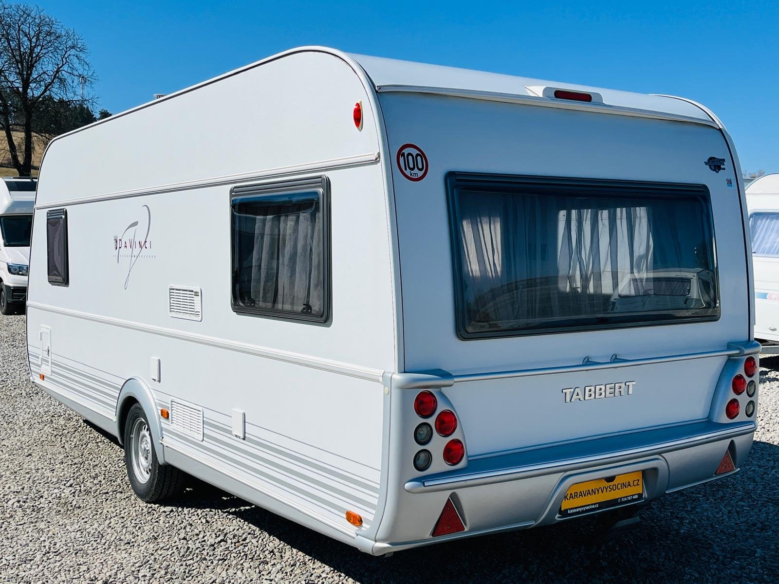 Karavan Tabbert, elegantní přívěs s prostorným interiérem pro pohodlné cestování s rodinou či přáteli.