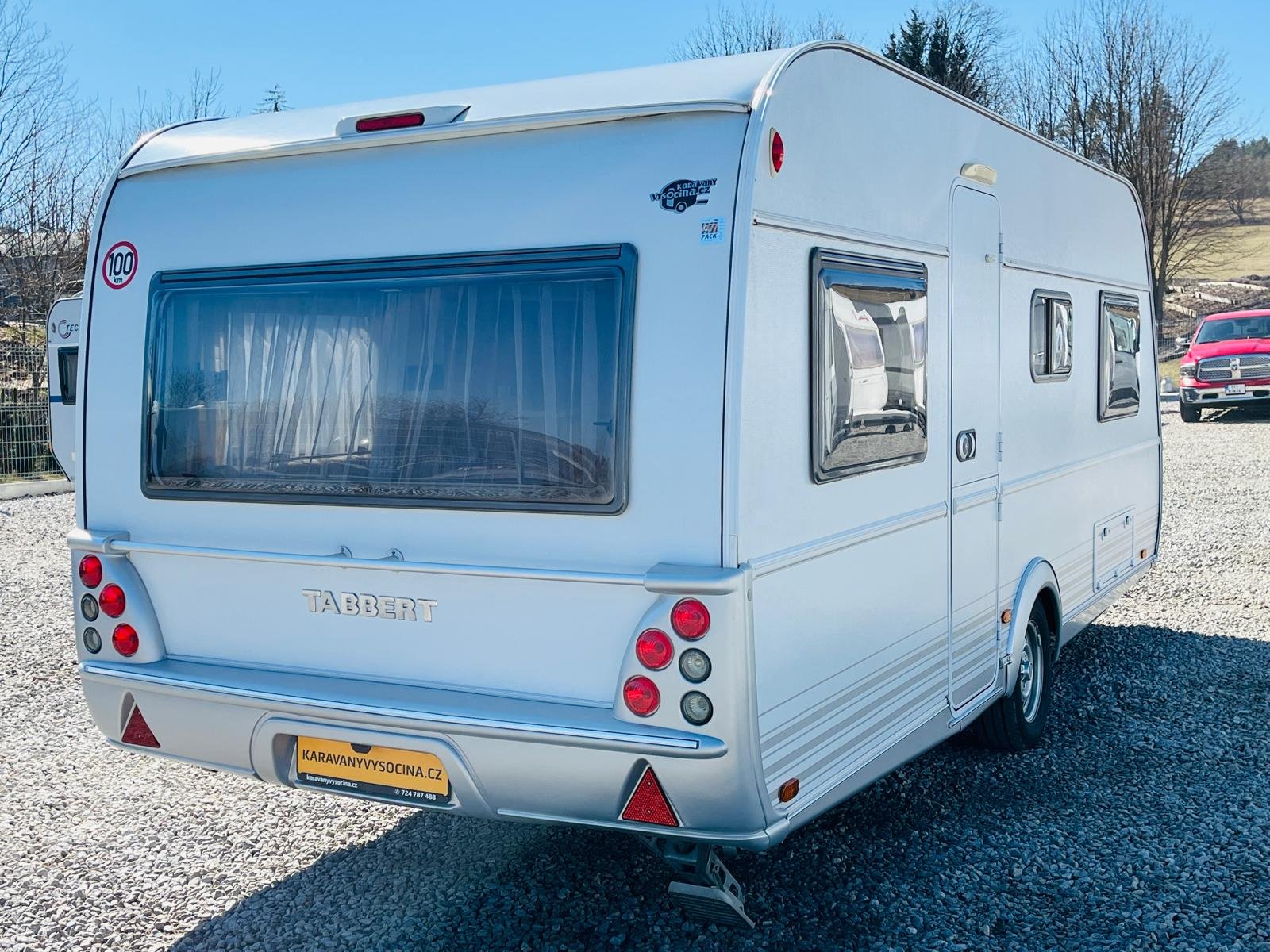 Karavan Tabbert s prostorným interiérem, ideální pro pohodlné cestování. Skvělý poměr cena/výkon!