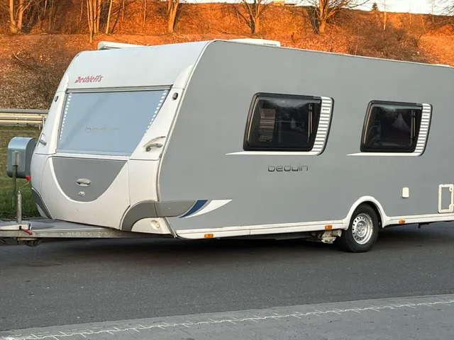 Karavan Beckenried Deowin, moderní a prostorný model pro pohodlné cestování. Ideální pro rodinné výlety.