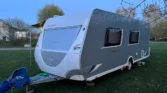 Karavan Dethleffs s moderním designem, ideální pro kempování a dobrodružství v přírodě.