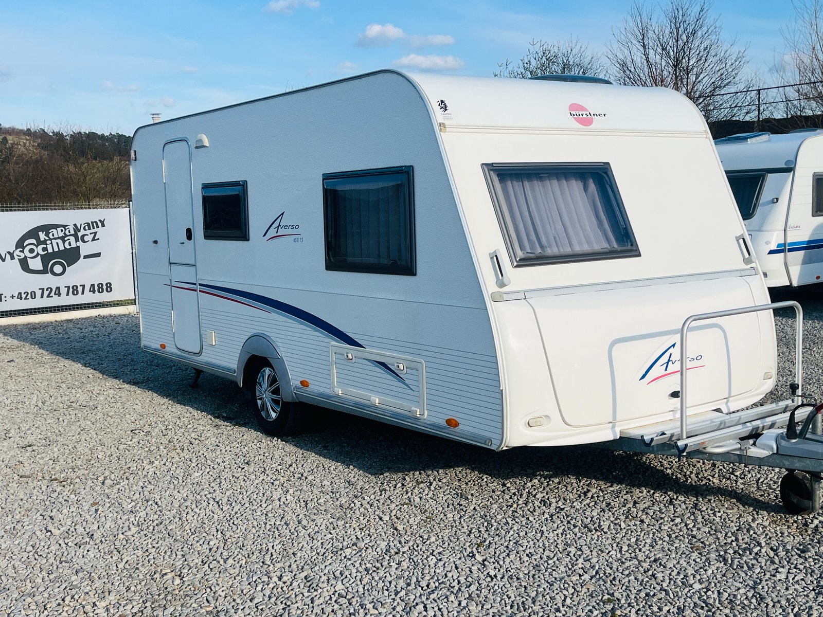 Karavan Bürstner Averso 481. Užitečný pro cestování a odpočinek v přírodě.