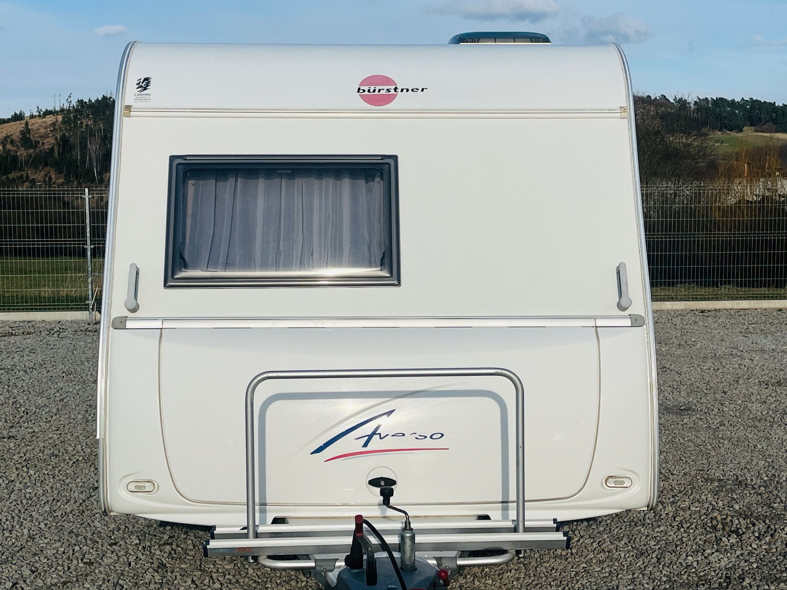 Karavan Bürstner Aviano, ideální pro pohodlné cestování a úžasné zážitky v přírodě.