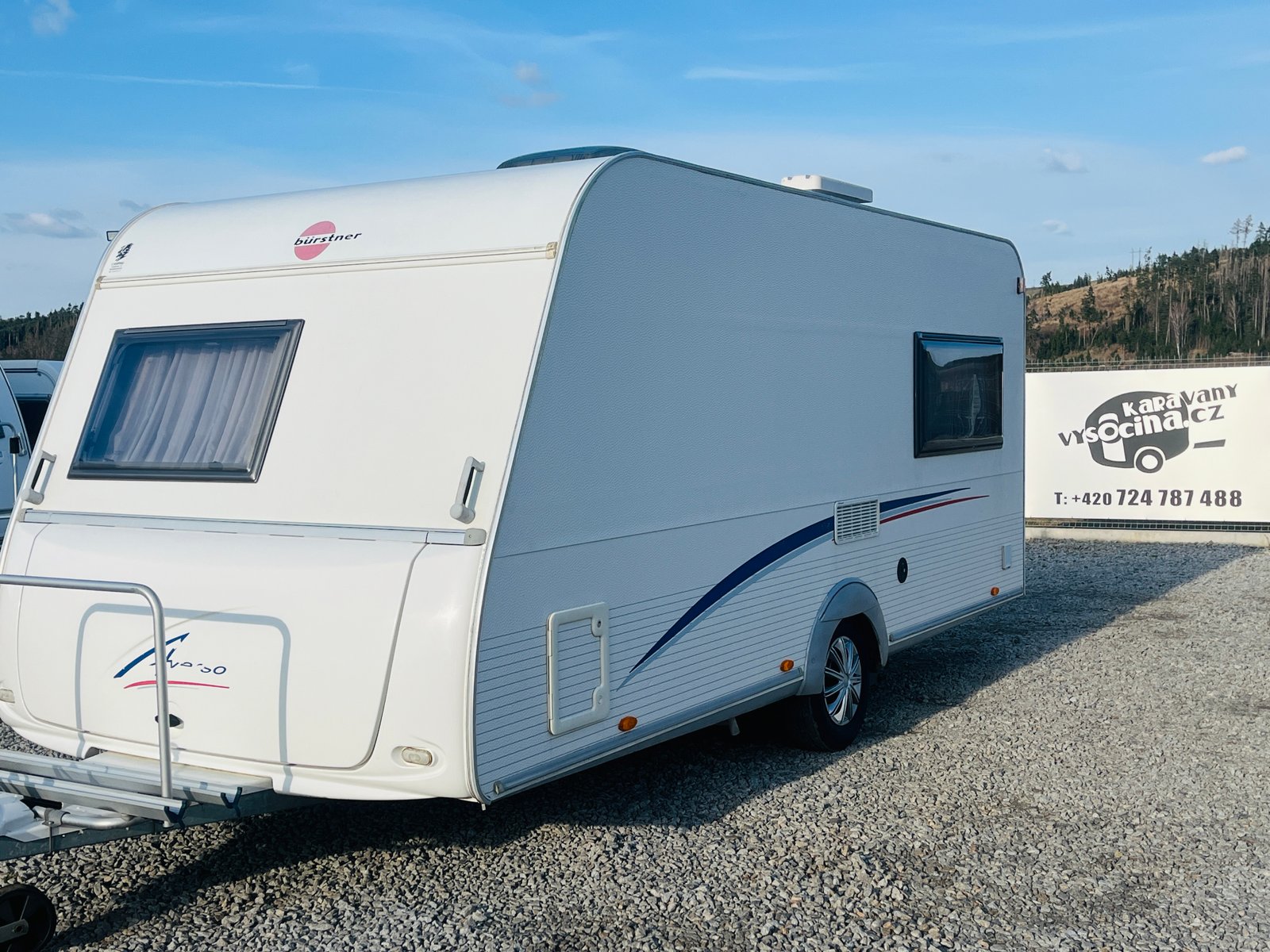 Karavan Bürstner, ideální pro vaše dobrodružství v přírodě. Komfortní a prostorný pro rodinné výlety.