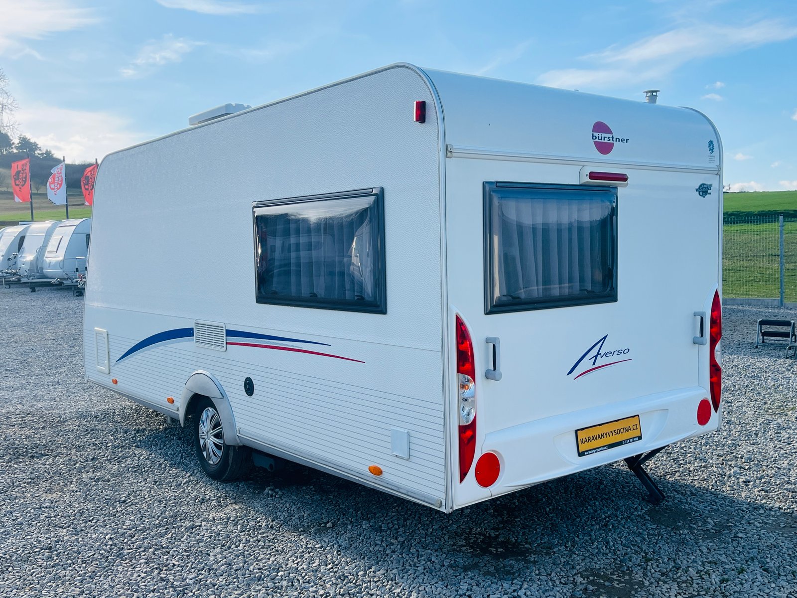 Karavan Bürstner Averso, ideální pro pohodlné cestování a kempování.