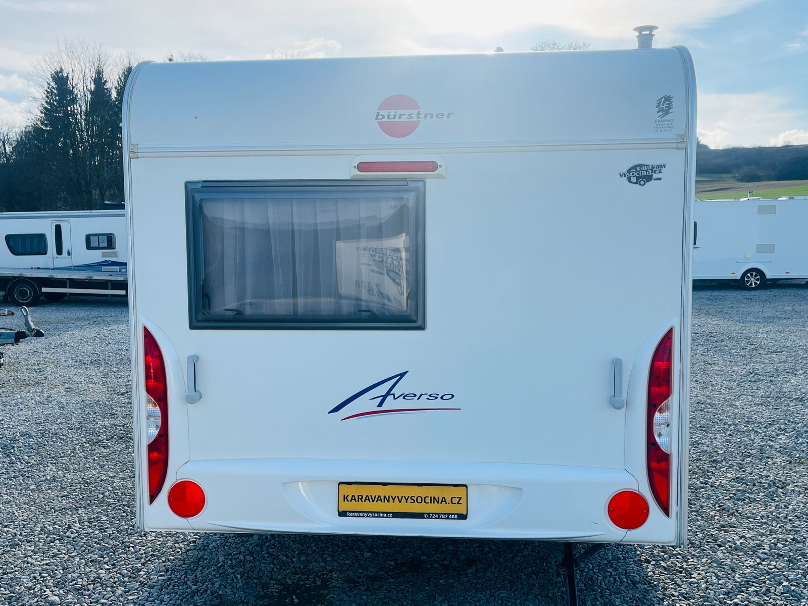 Karavan Bürstner Averso je ideální pro pohodlné cestování a kempování s rodinou nebo přáteli.