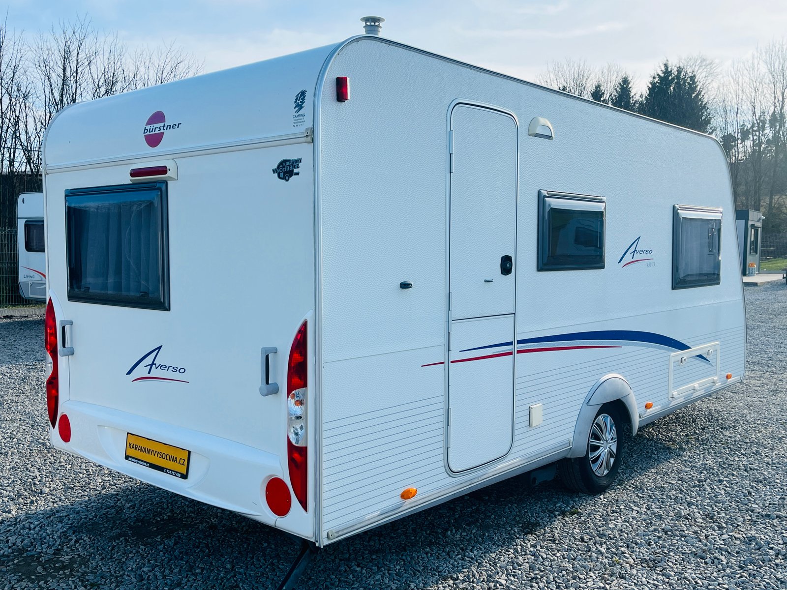 Karavan Bürstner Averso s moderním designem, ideální pro pohodlné cestování. Užívejte si dobrodružství!