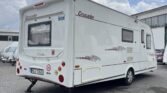 Karavan Elddis Crusader, elegantní design pro pohodlné cestování. Ideální pro dobrodružství s rodinou.