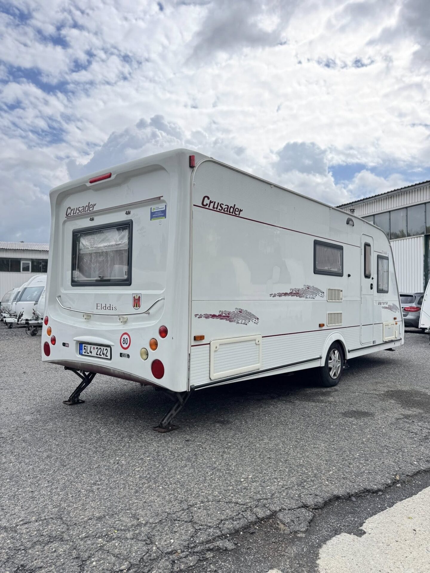 Karavan Elddis Crusader, elegantní design pro pohodlné cestování. Ideální pro dobrodružství s rodinou.