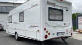 Karavan Elddis Crusader, bílý, s příslušenstvím a zadními světly. Ideální pro cestování a dovolenou.