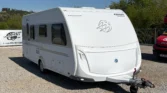 Karavan Knaus Südwind, elegantní a prostorný přívěs za auto, ideální pro dobrodružství a pohodlné cestování.
