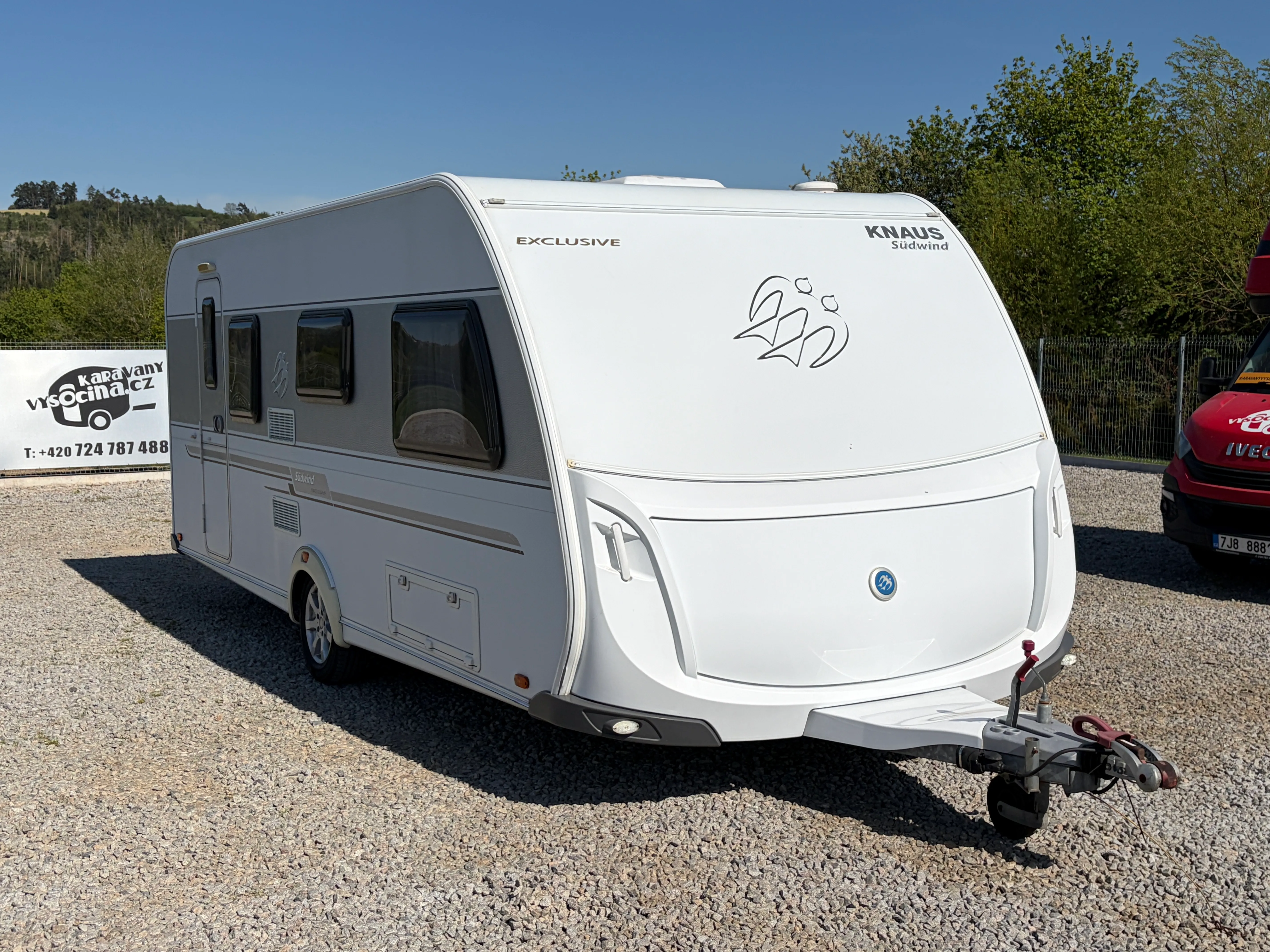 Karavan Knaus Südwind, elegantní a prostorný přívěs za auto, ideální pro dobrodružství a pohodlné cestování.