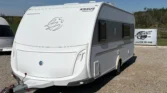 Karavan Knaus Sport 450 FU v bílé barvě, ideální pro pohodlné rodinné dovolené.