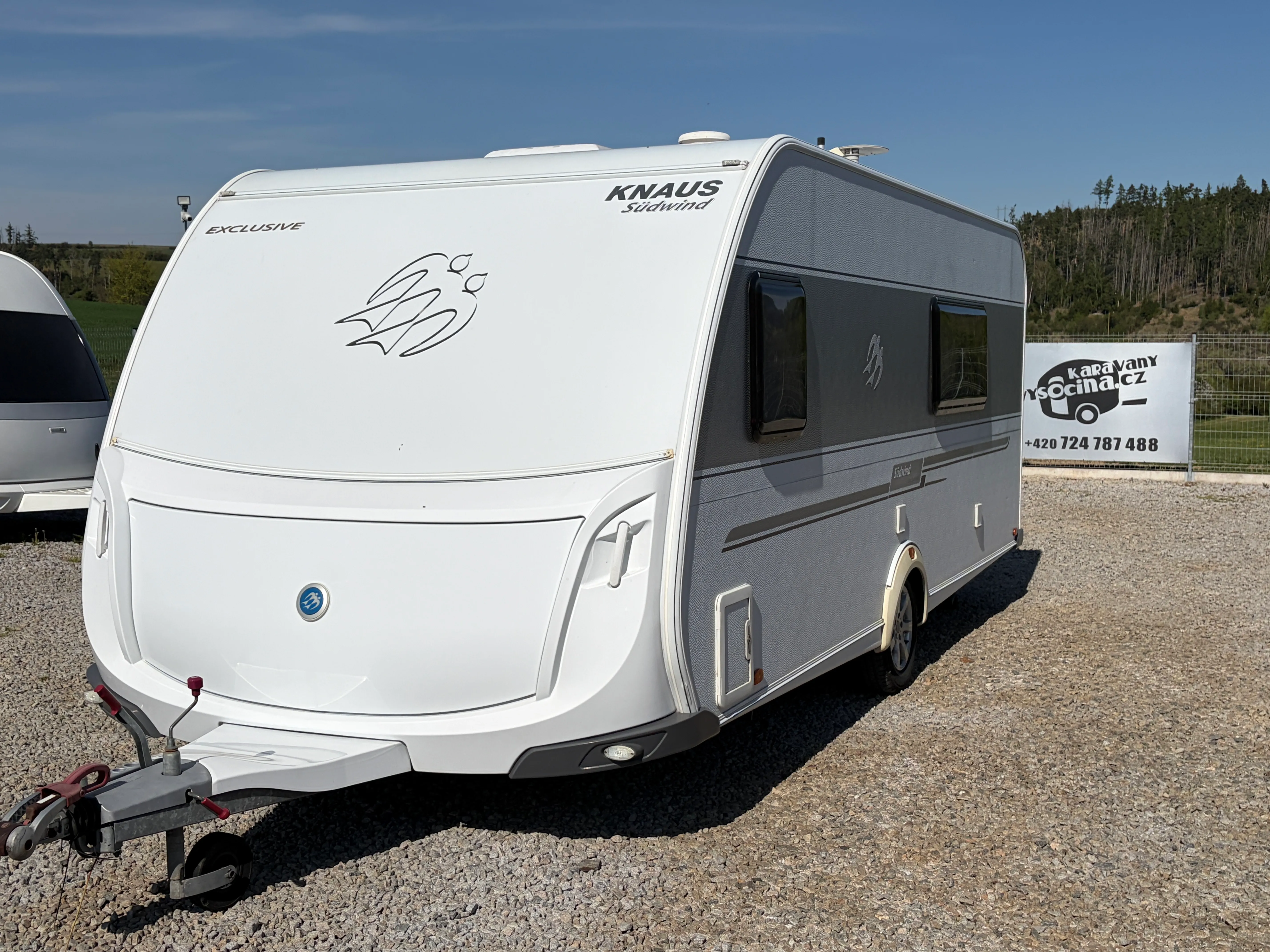 Karavan Knaus Sport 450 FU v bílé barvě, ideální pro pohodlné rodinné dovolené.