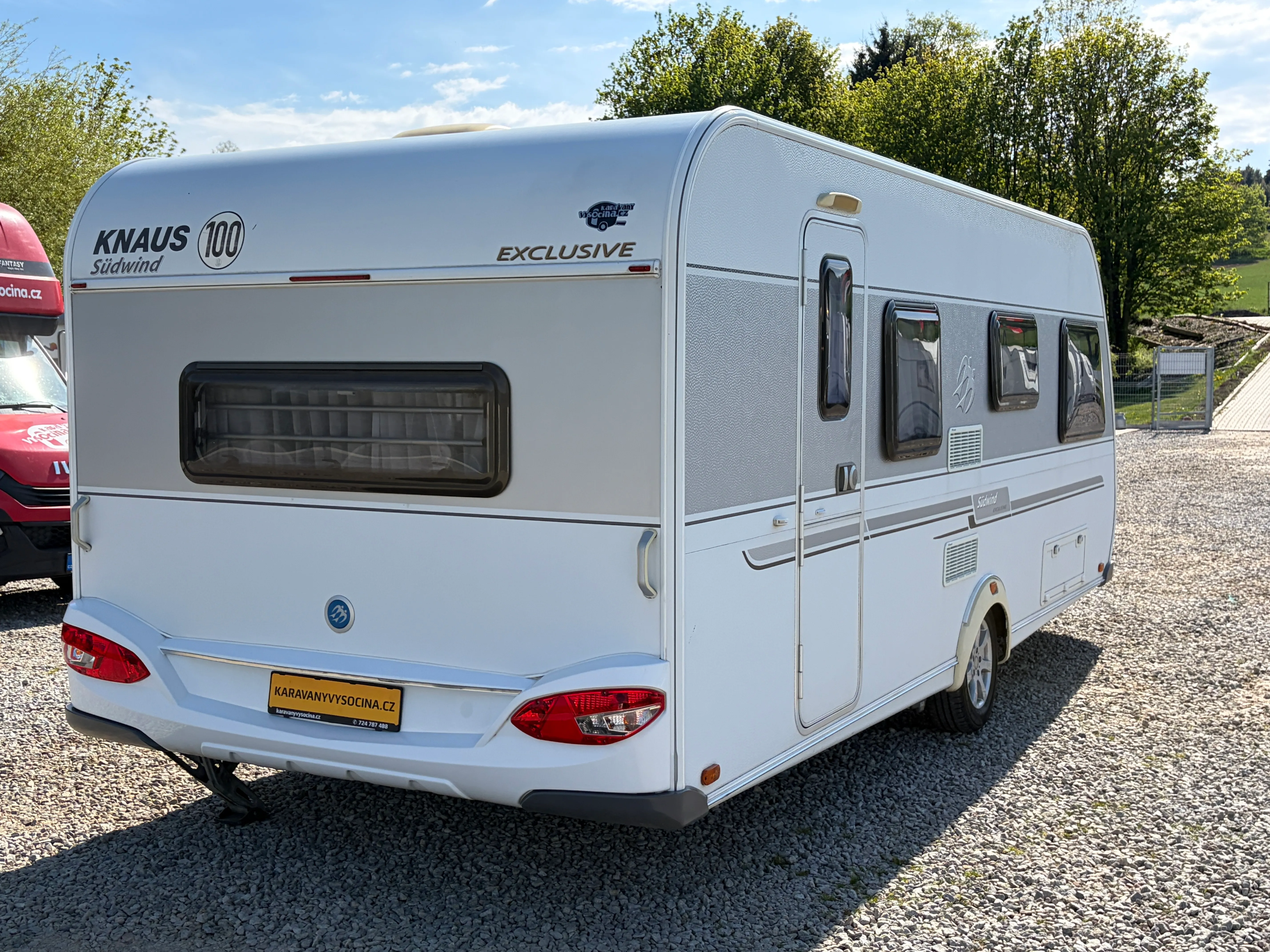 Karavan Knaus Südwind 100 Exclusive, moderní design a pohodlné cestování pro milovníky přírody.