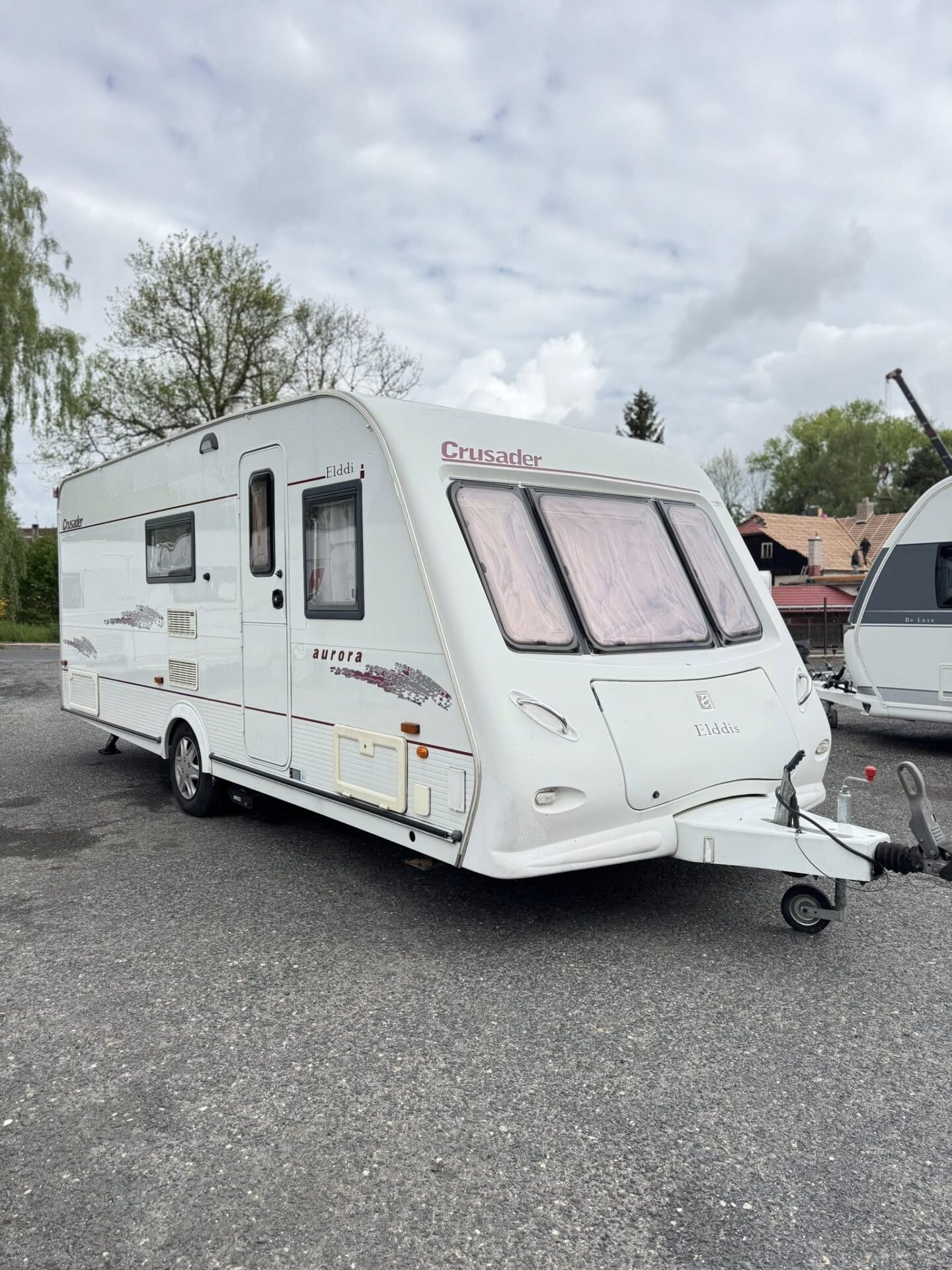 Karavan Elddis Crusader Aurora, ideální pro dobrodružství a pohodlné cestování.