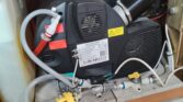 Obrázek zobrazuje motor obytného auta. Techniká součástka pro vytápění interiéru vozidla.