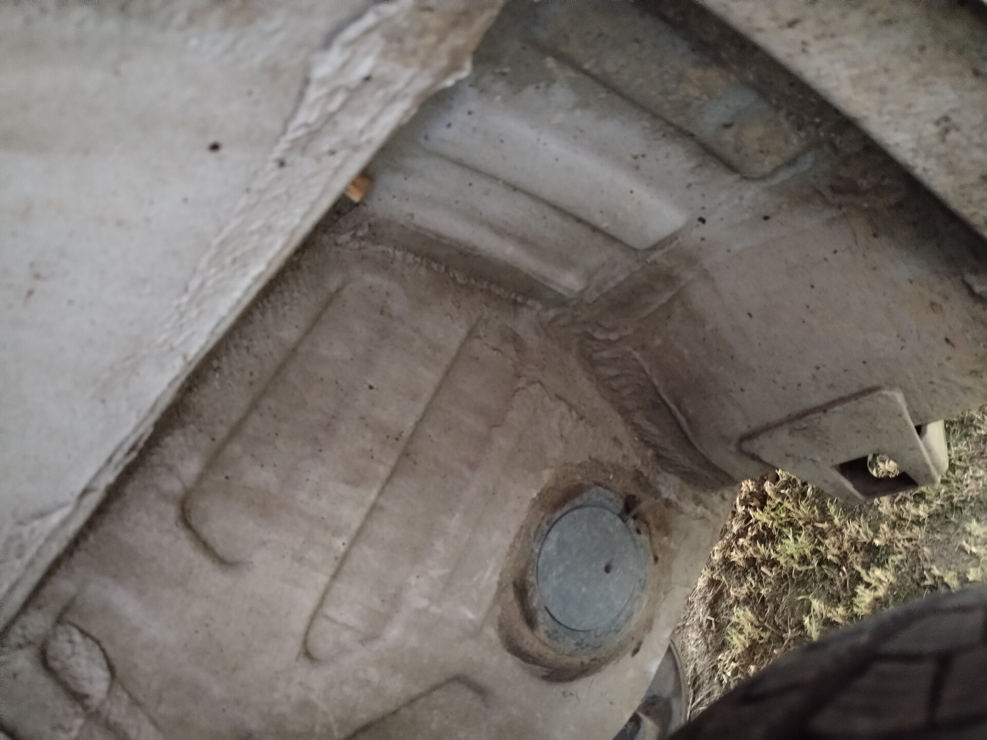 Obrázek neukazuje jasný detail obytného vozidla ani jeho značku nebo model. Není možné přesně určit typ vozidla.