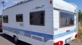Karavan Hobby s moderním designem a prostornými okny pro pohodlné cestování.