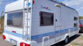 Karavan Hobby s moderním designem, ideální pro pohodlné cestování a relaxaci na cestách.