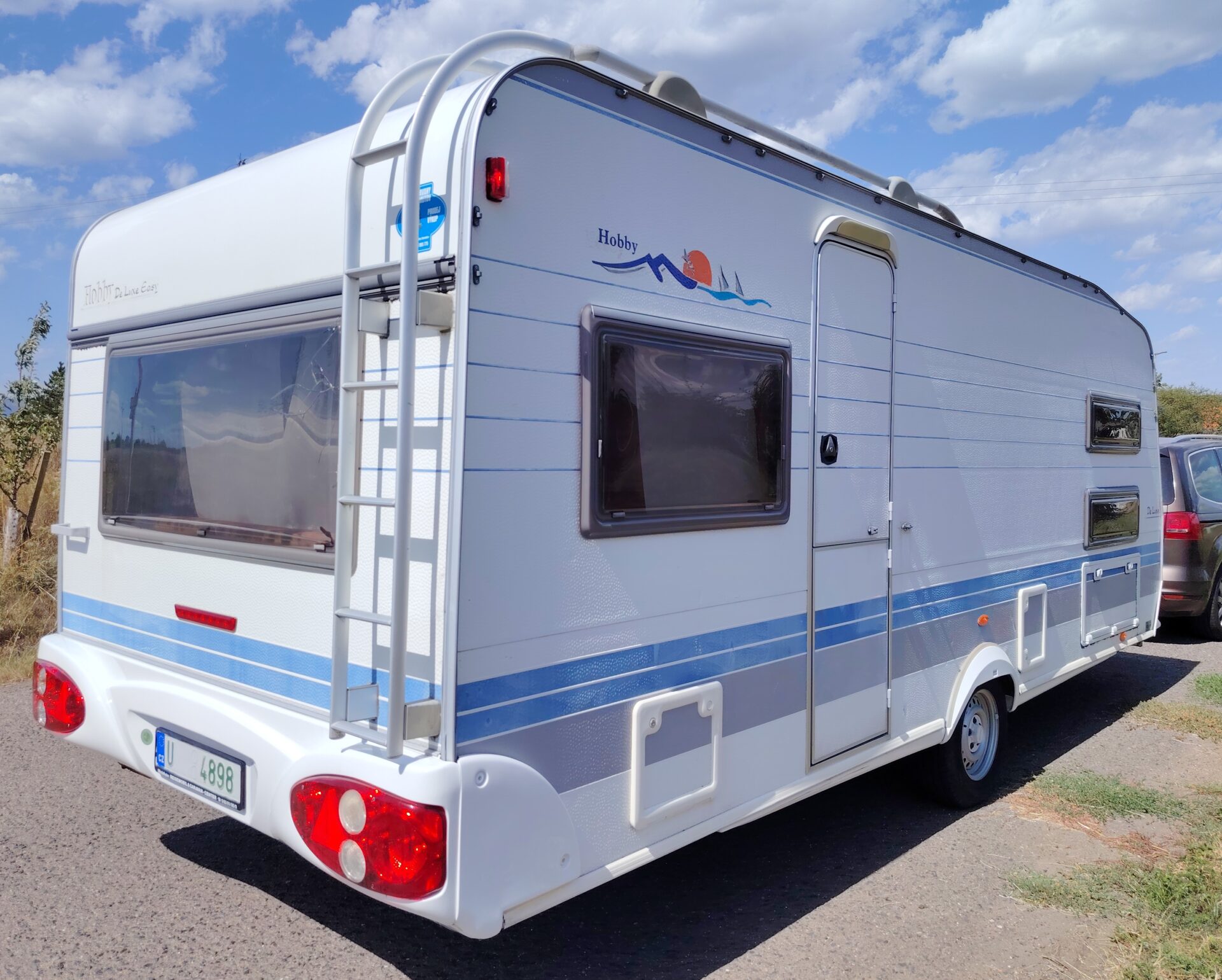 Karavan Hobby s moderním designem, ideální pro pohodlné cestování a relaxaci na cestách.