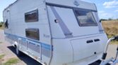 Karavan Hobby De Luxe, ideální pro komfortní kempování s rodinou nebo přáteli. Užívejte si dobrodružství na cestách!
