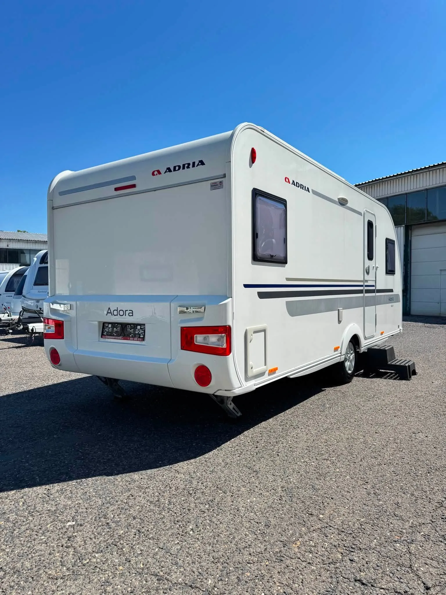 Karavan Adria Adora, moderní design a pohodlí pro vaše cestování. Ideální na letní dobrodružství.