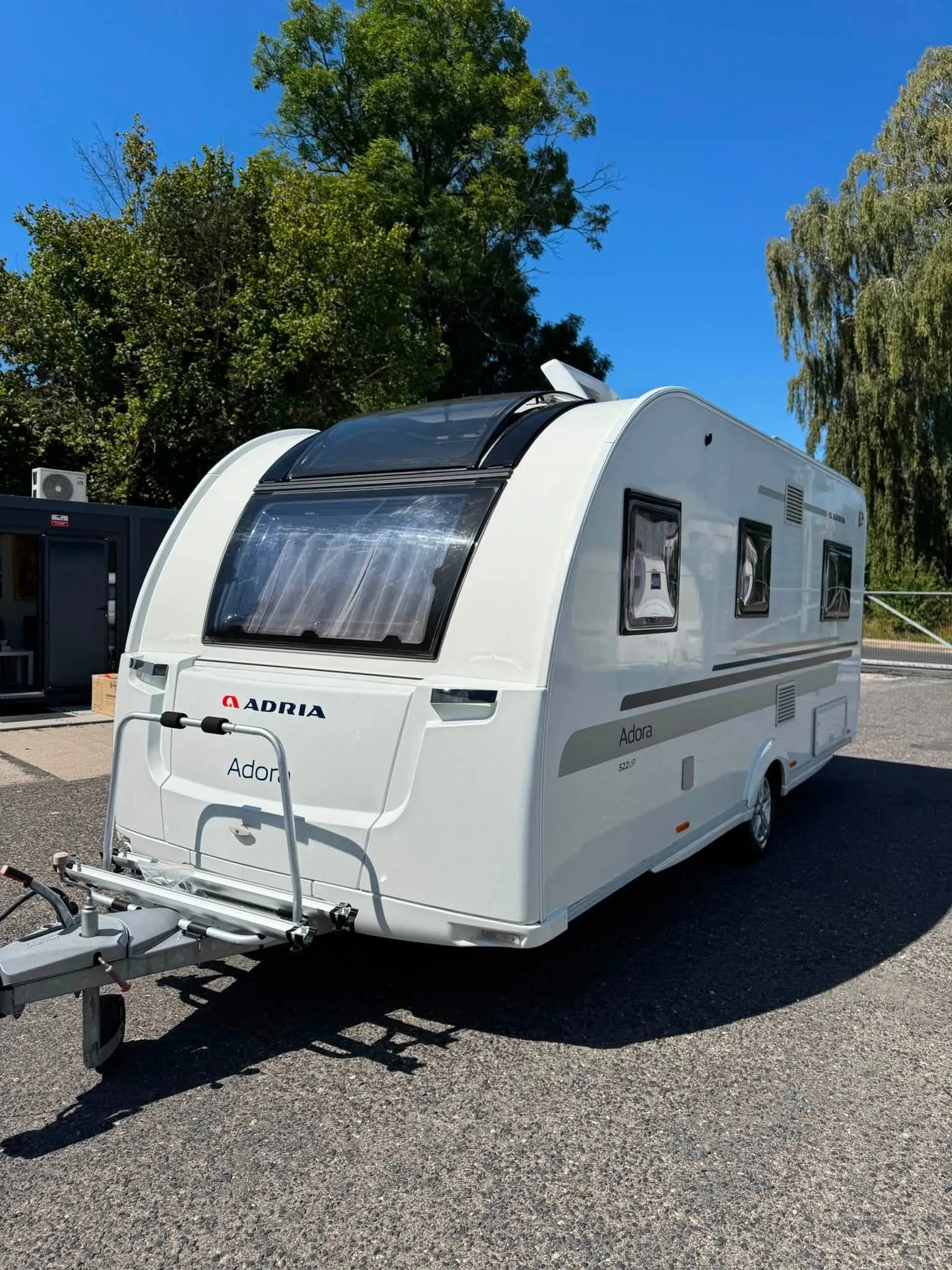 Karavan Adria Adora, moderní design, ideální pro rodinné výlety a dobrodružství v přírodě.