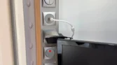 Na obrázku je moderní interiér obytného auta, s ovládacími prvky a televizorem. Komfortní a praktický design.